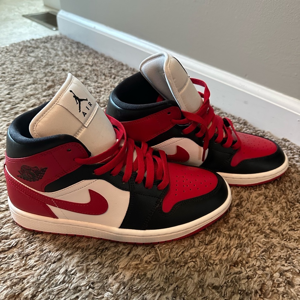 Nike Air Jordan 1 retro, Red, Black, and White High Tops - Picture 1 of 2